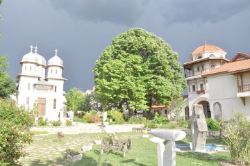 Izvorul Tămâduirii: Jandarmii au instalat garduri de protecţie la Mânăstirea Dervent